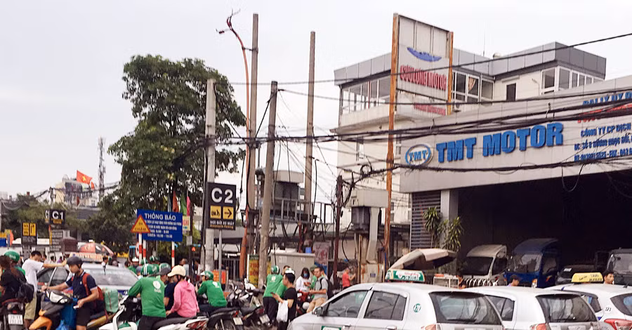 Trạm hạ thế trên đường Ngọc Hồi luôn là điểm tập trung đông người