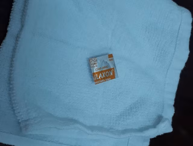 Viên thuốc còn nguyên vỏ có 4 cạnh sắc bén được gắp ra từ thực quản bệnh nhân M.