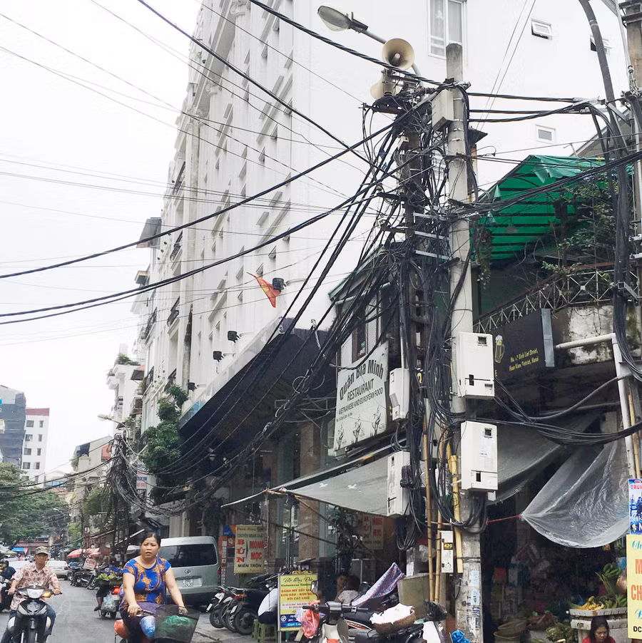 Dây điện như thòng lọng trên phố cổ Hàng Bè
