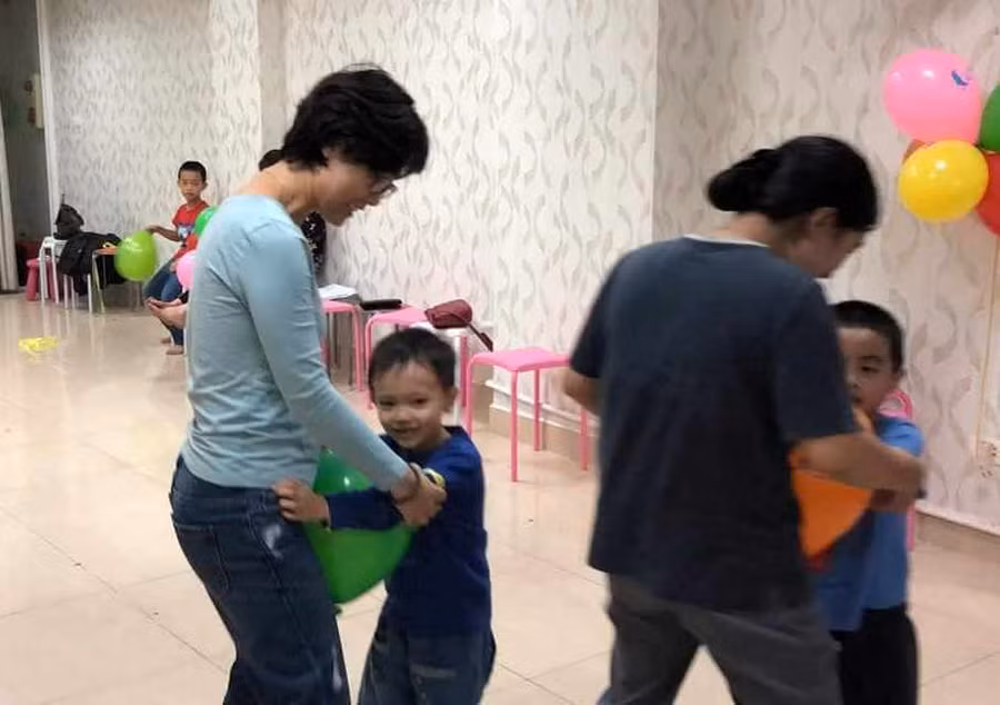 Trẻ chủ động, hào hứng trong các trò chơi có mẹ tham gia Trẻ chủ động, hào hứng trong các trò chơi có mẹ tham gia