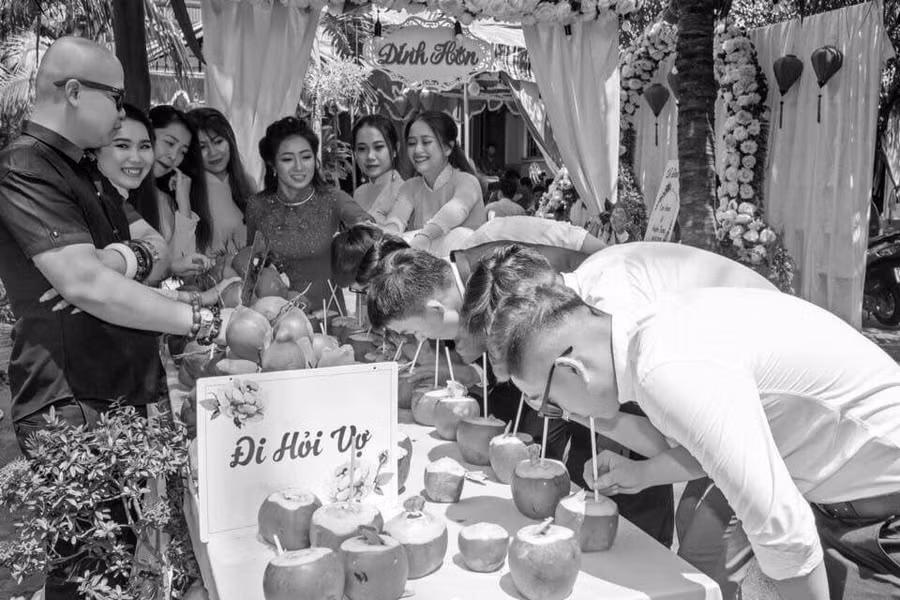 Đi hỏi vợ ở Bến Tre, chú rể bị bắt uống hết 100 quả dừa mới được vào nói chuyện với nhà gái