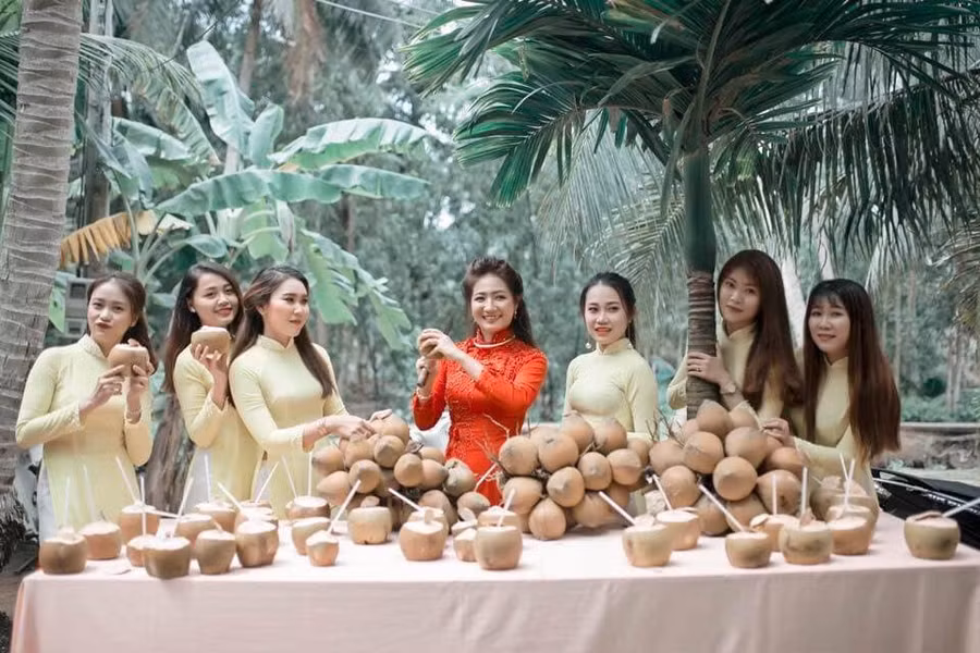 Đi hỏi vợ ở Bến Tre, chú rể bị bắt uống hết 100 quả dừa mới được vào nói chuyện với nhà gái