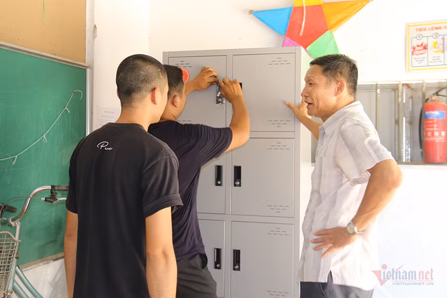 Những người đàn ông đóng thêm tủ sách mới cho thư viện. 3 người đàn ông góp sức mở thư viện hàng nghìn cuốn sách cho học sinh nghèo