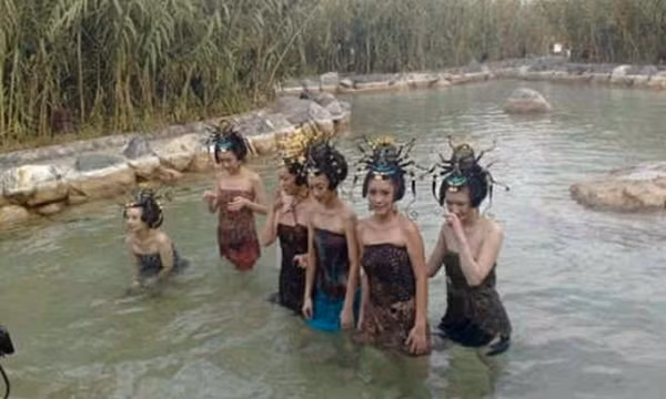 Chùm ảnh hậu trường cực quý hiếm của Tây Du Ký 1986: "Sư phụ" ngồi ô tô, Quan Âm Bồ Tát cưỡi ngựa ảnh 4 Empty