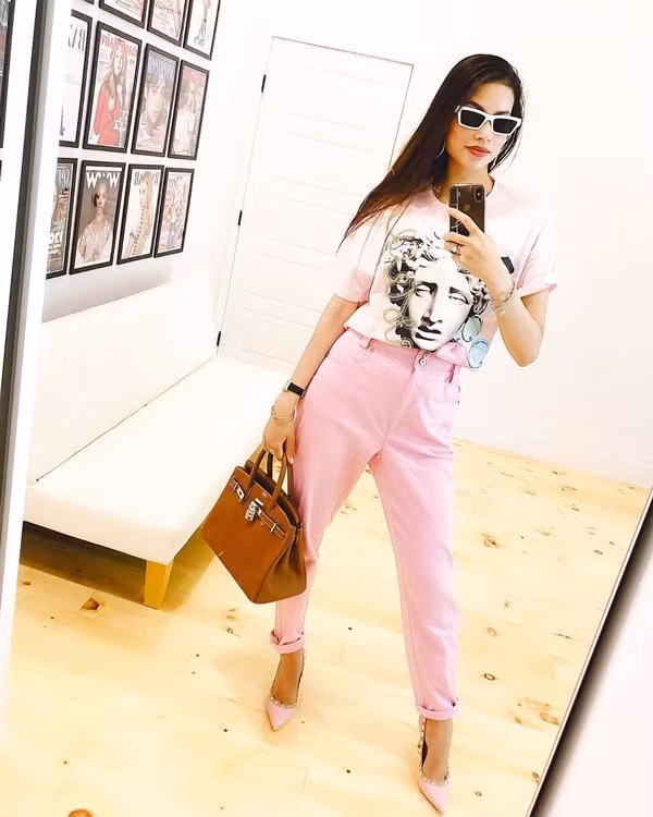 Phạm Hương đơn giản năng động với quần jean và áo sơmi ảnh 4 khong con vay ao dinh ket lua la, pham huong don gian nang dong voi quan jean va ao somi - 5