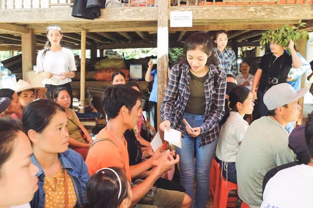 Mong muốn lan tỏa yêu thương, đoàn đã chia sẻ với những nỗi lo lắng của người dân.