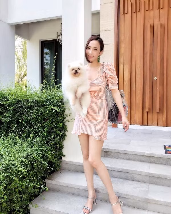 Ngoài mỹ nhân 