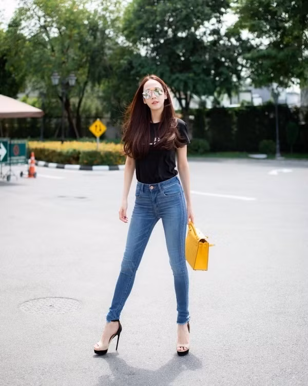 Ngoài mỹ nhân 