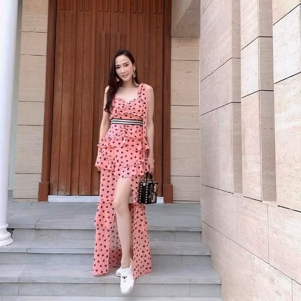 Ngoài mỹ nhân 