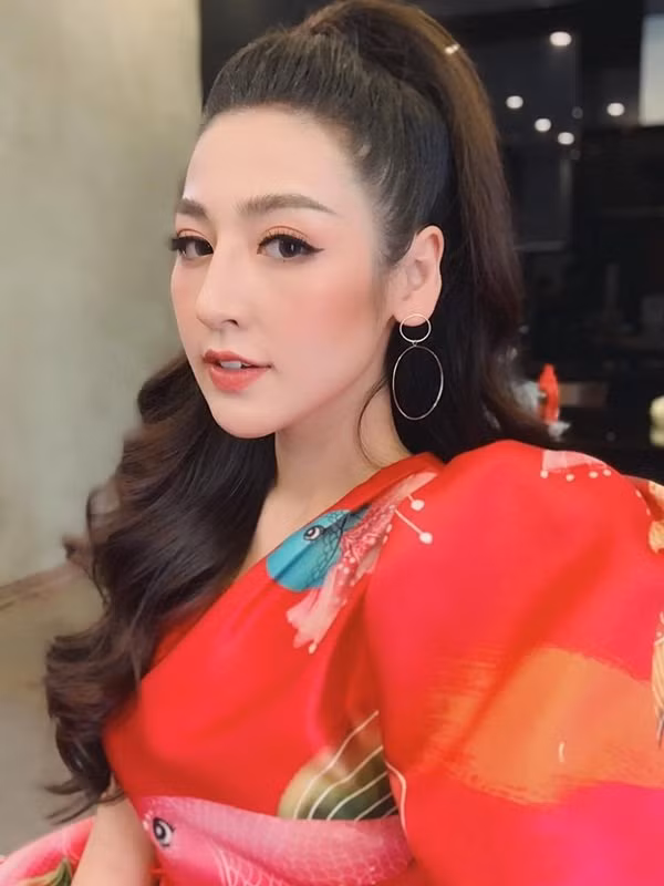Xuất hiện với gương mặt khác lạ, Á hậu Tú Anh vướng nghi vấn phẫu thuật thẩm mỹ ảnh 3 Xuất hiện với gương mặt khác lạ, Á hậu Tú Anh vướng nghi vấn phẫu thuật thẩm mỹ
