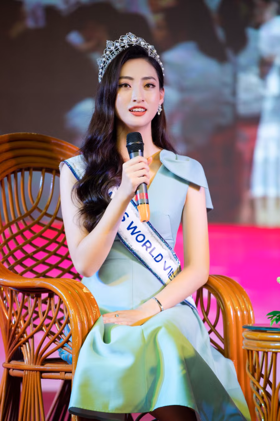 Về thăm quê, hoa hậu Lương Thùy Linh vỡ òa hạnh phúc vì được chào đón ảnh 4 Về thăm quê, hoa hậu Lương Thùy Linh vỡ òa hạnh phúc vì được chào đón ảnh 4