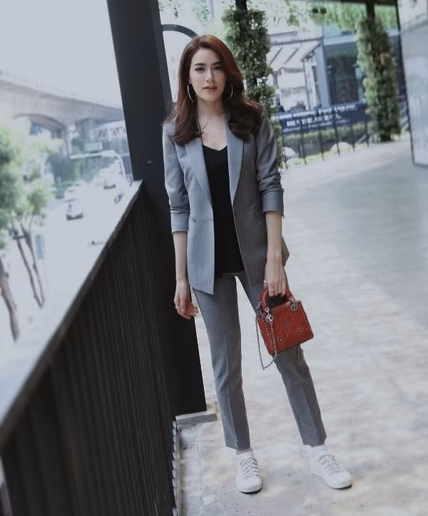 Ngoài mỹ nhân 