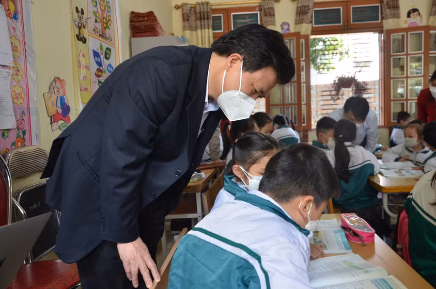 Thứ trưởng Nguyễn Hữu Độ dự giờ tại trường Tiểu học Mộc Lỵ