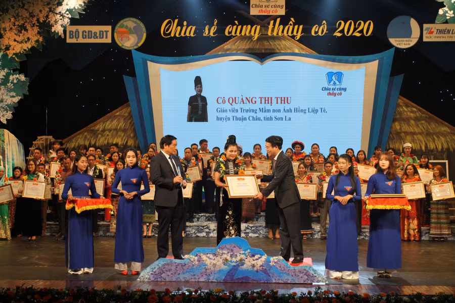 Cô Quàng Thị Thu nhận Bằng khen trong chương trình Chia sẻ cùng thầy cô.
