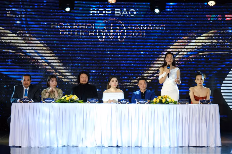 Ban tổ chức tại buổi họp báo về cuộc thi Hoa khôi du lịch năm 2021.