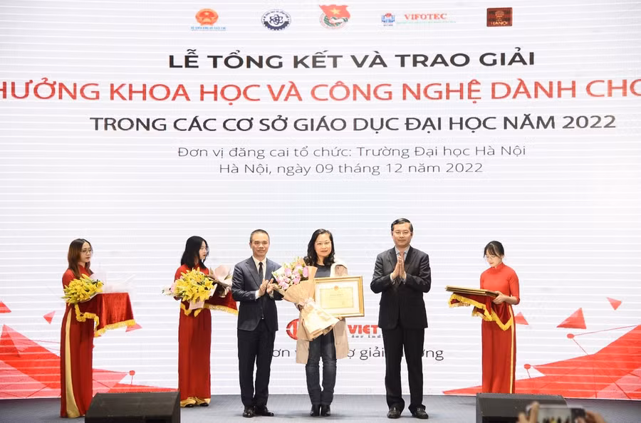 PGS.TS Lê Thị Hồng Ánh đại diện HUFI nhận Bằng khen của Bộ trưởng Bộ GD&amp;ĐT.