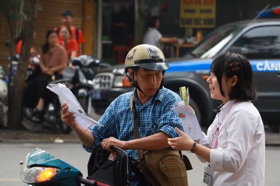 ...tuy nhiên, chỉ một phút sau đó người bố tỏ ra vô cùng lo lắng khi nhắc con kiểm tra đầy đủ giấy tờ, vật dụng trước khi bước vào cánh cổng trường thi.