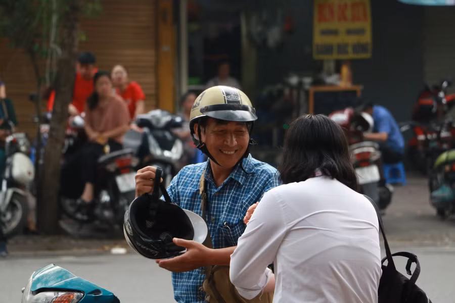 Hai bố con đến trường với tâm trạng cực kỳ vui vẻ...