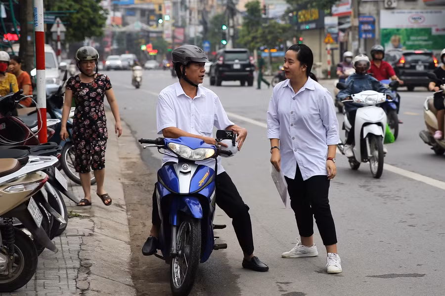 Bố về đi, con vào trường thi đây!