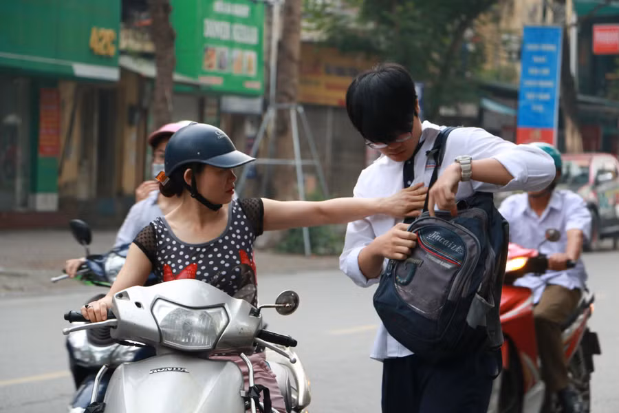 Đến trường thi rồi mà người mẹ này vẫn chưa yên tâm về vật dụng, tư trang của con.