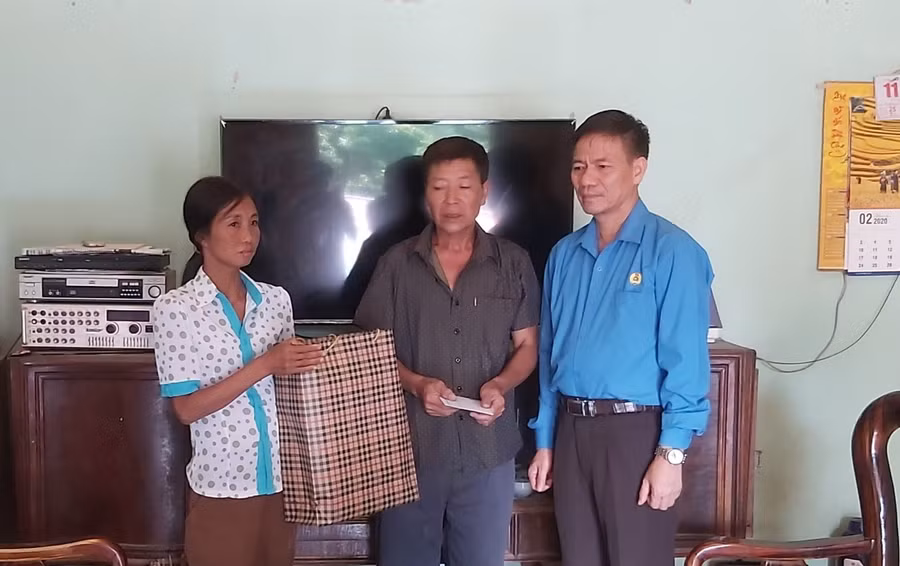 Ông Lê Thanh Hà (ngoài cùng bên phải) trao kinh phí hỗ trợ xây dựng “Mái ấm Công đoàn” cho đoàn viên công đoàn có hoàn cảnh khó khăn. Ảnh: TG