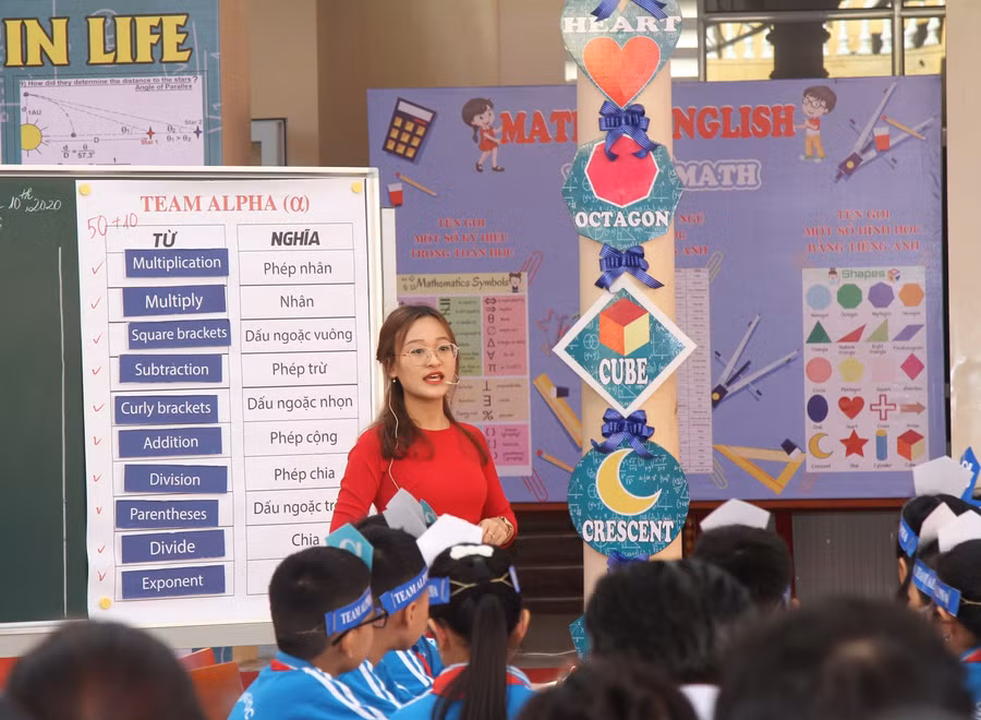 Tiết chuyên đề dạy Toán bằng tiếng Anh của cô Lương Thị Lâm An được lãnh đạo Sở GD&amp;ĐT đánh giá cao.