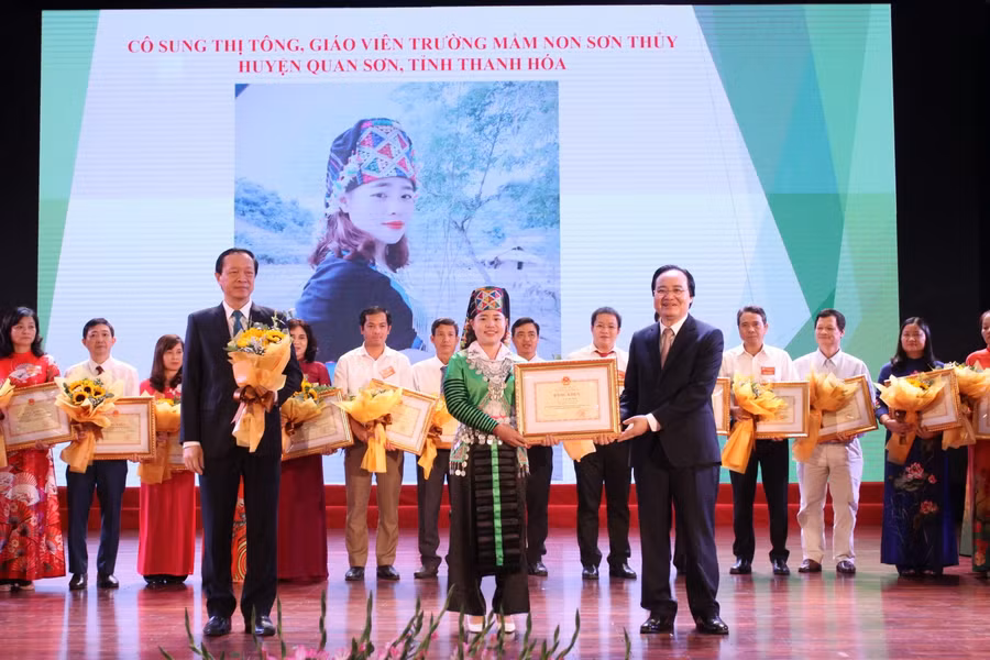 Cô Sung Thị Tông nhận bằng khen của Bộ trưởng Bộ GD&ĐT Phùng Xuân Nhạ tại Đại hội thi đua yêu nước ngành Giáo dục năm 2020.