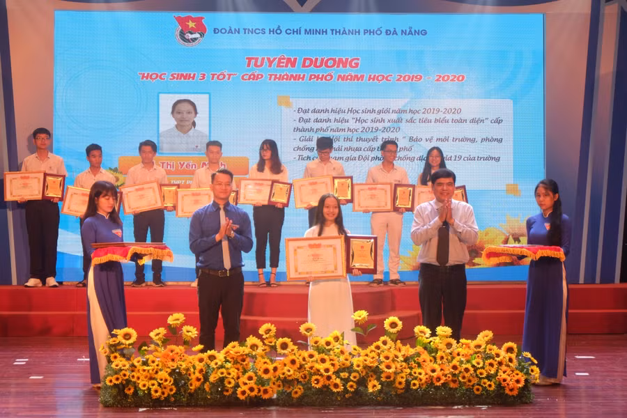 Trao tặng danh hiệu “Học sinh 3 tốt”, “Học sinh 3 rèn luyện” cho các học sinh.