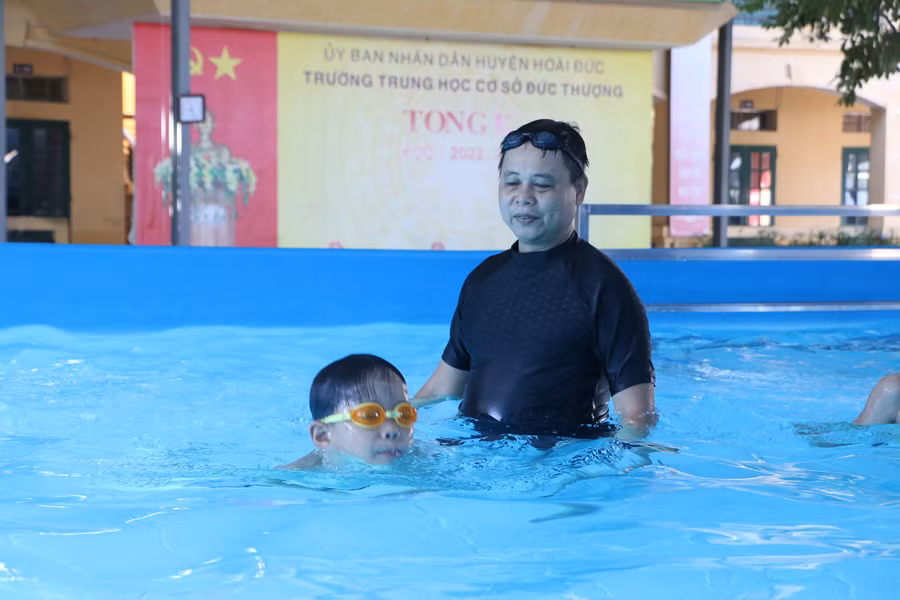 Thầy Nguyễn Đình Ngọc Sơn đang hướng dẫn học trò một số động tác bơi cơ bản.
