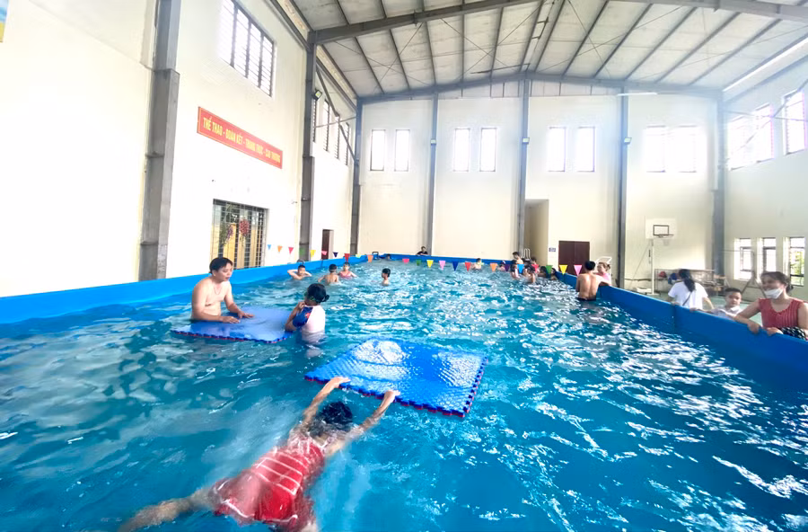 Mô hình bể bơi thông minh đang phát huy hiệu quả trong việc phát triển thể chất cũng như phòng chống đuối nước cho học sinh.