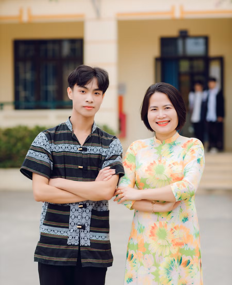 Trường và cô giáo chủ nhiệm Phạm Thị Thanh Hà. Trường và cô giáo chủ nhiệm Phạm Thị Thanh Hà.