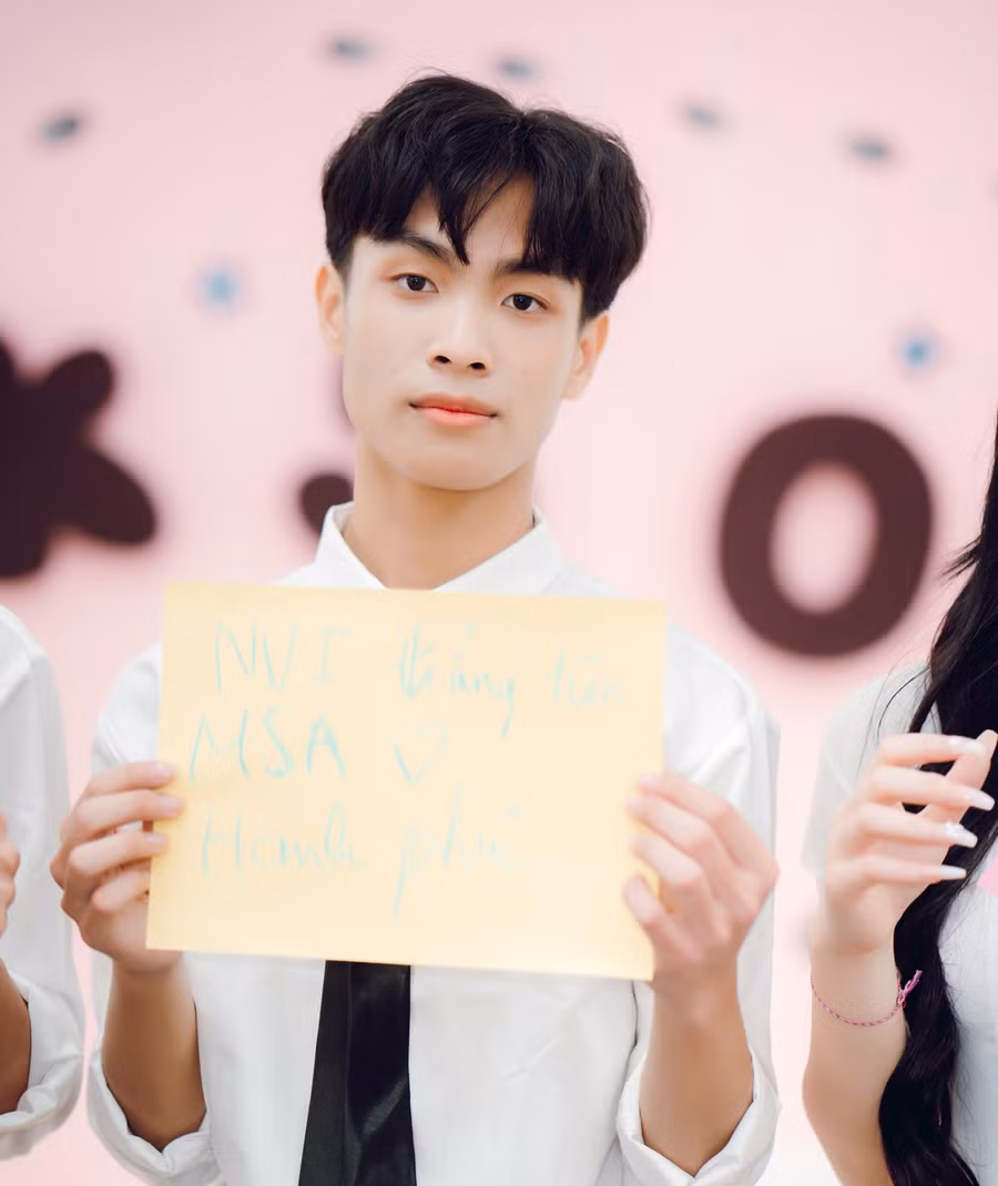 Lê Cao Trường - chàng trai người Mường có dáng người cao ráo, dáng vẻ thư sinh. Lê Cao Trường - chàng trai người Mường có dáng người cao ráo, dáng vẻ thư sinh.