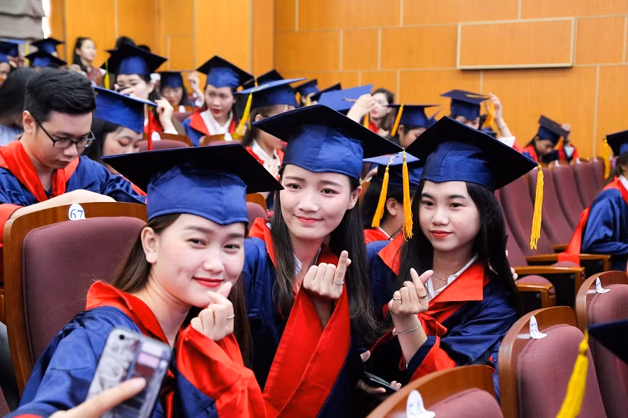 Niềm vui rạng ngời của các tân cử nhân trong ngày vui tốt nghiệp Niềm vui rạng ngời của các tân cử nhân trong ngày vui tốt nghiệp