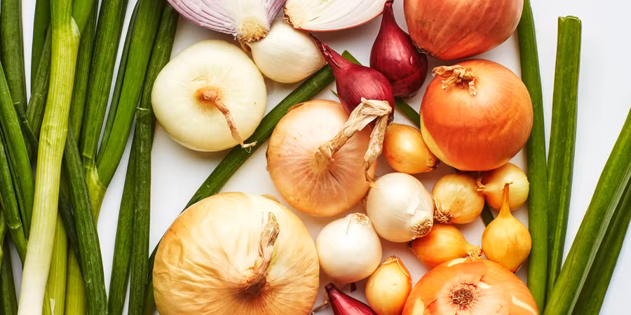 Đối với hành tây, bạn có thể cho chúng vào túi hoặc hộp kín rồi mới nhét vào tủ lạnh. (Ảnh: ITN). Đối với hành tây, bạn có thể cho chúng vào túi hoặc hộp kín rồi mới nhét vào tủ lạnh. (Ảnh: ITN).