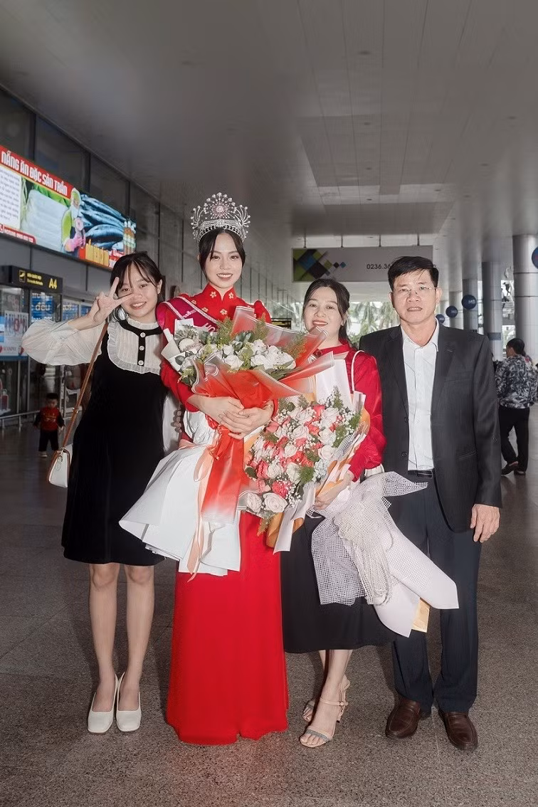 Hoa hậu Thanh Thủy bên bố mẹ và em gái.