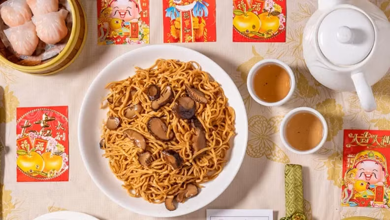 Một bữa tối may mắn với đầy những món ăn mang ý nghĩa tượng trưng sẽ tạo nên một khởi đầu tốt lành cho một năm âm lịch. (Ảnh: ITN) Một bữa tối may mắn với đầy những món ăn mang ý nghĩa tượng trưng sẽ tạo nên một khởi đầu tốt lành cho một năm âm lịch. (Ảnh: ITN)