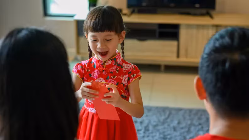 Những gói phong bao nhỏ màu đỏ và vàng giống như một biểu tượng của sự may mắn và thịnh vượng. (Ảnh: ITN). Những gói phong bao nhỏ màu đỏ và vàng giống như một biểu tượng của sự may mắn và thịnh vượng. (Ảnh: ITN).