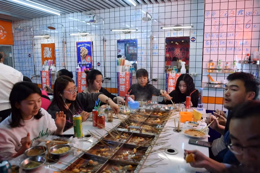 Nấu ăn với bạn bè cũng có thể làm cho toàn bộ quá trình trở nên thú vị hơn. (Ảnh: ITN)