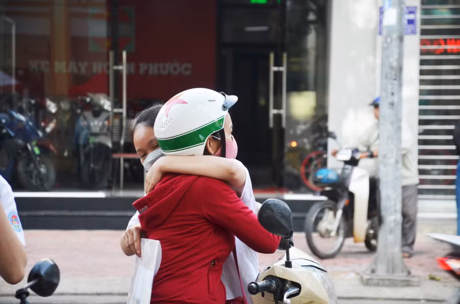 Phụ huynh Quảng Ngãi đưa con đến điểm thi sớm.