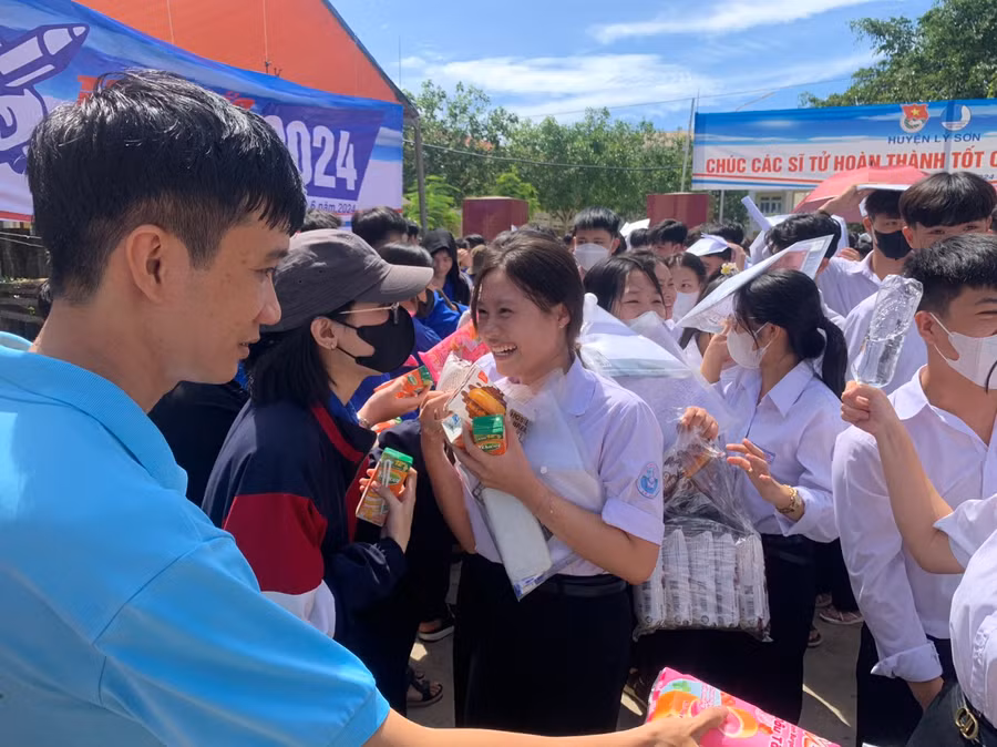 Thí sinh Lý Sơn phấn khởi với bài thi môn Ngữ văn. Thí sinh Lý Sơn phấn khởi với bài thi môn Ngữ văn.