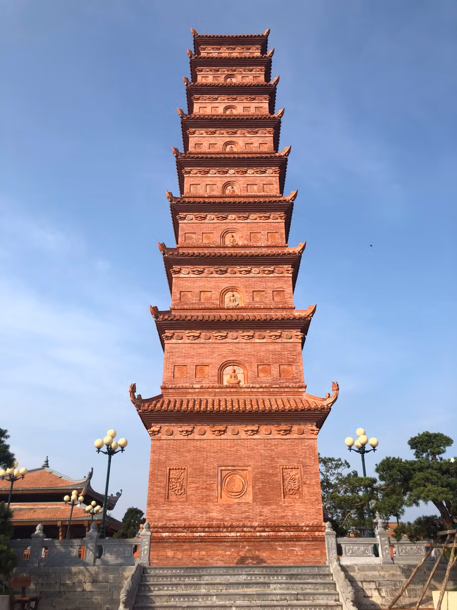 Ngọn tháp cao 9 tầng với những kiến trúc độc đáo. Ảnh: T.G.