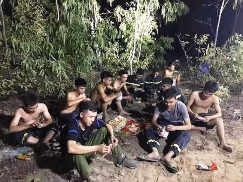 Lực lượng cứu hỏa thật sự kiệt sức sau nhiều ngày gồng mình vào khống chế đám cháy