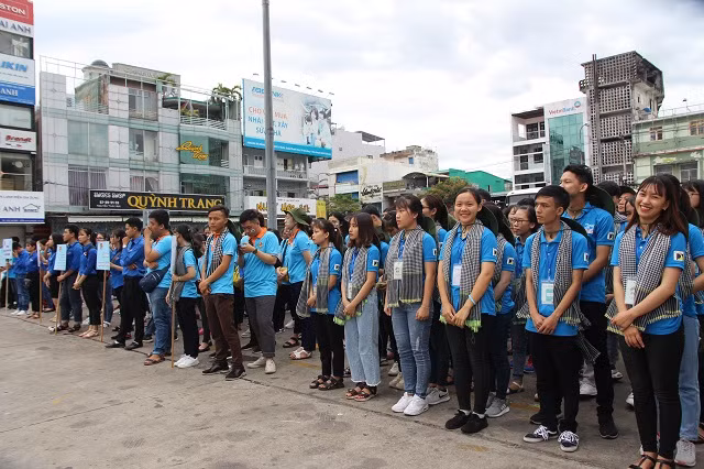 Hơn 800 sinh viên rạng rỡ hăng hái lên đường.