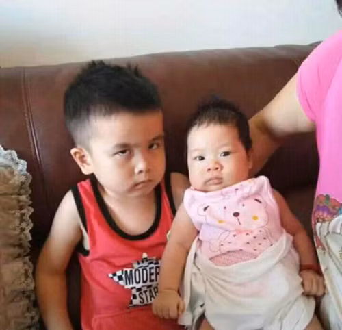 Có vẻ cậu bé vẫn chưa sẵn sàng đón nhận em.