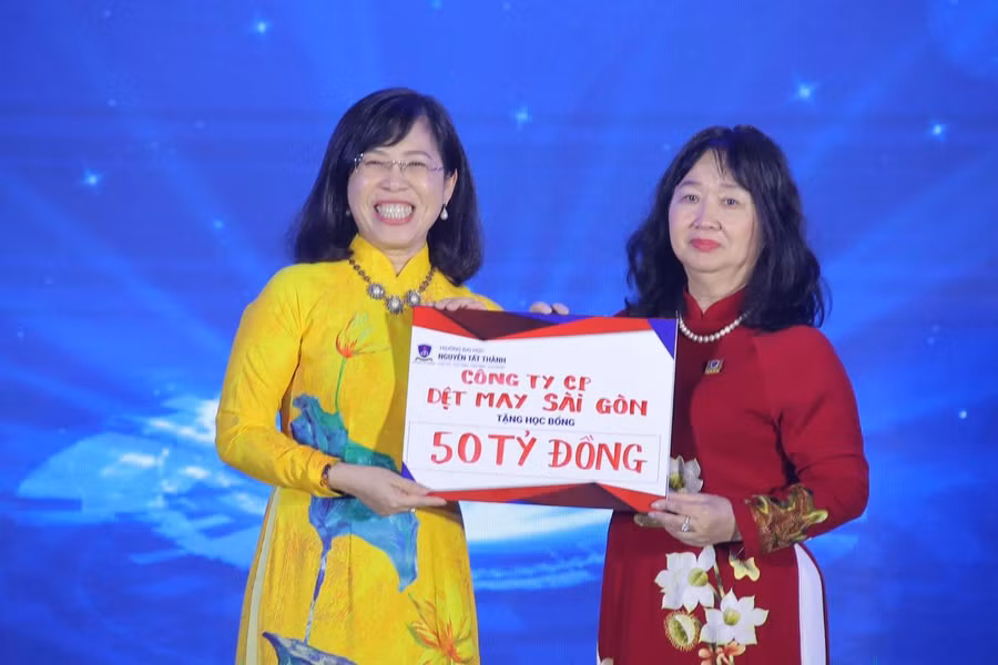 Đại diện Ban giám hiệu Nhà trường tiếp nhận Quỹ học bổng 50 tỉ đồng từ Công ty Cổ phần Dệt may Sài Gòn