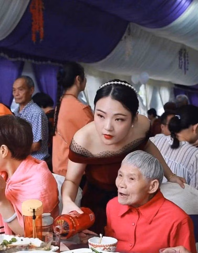 Những bức ảnh cưới khó hiểu. Ảnh: MXH.