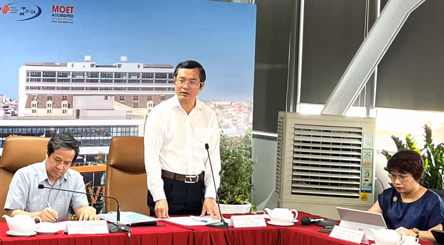 Phát biểu tại buổi làm việc, Thứ trưởng Bộ GD&amp;ĐT Nguyễn Văn Phúc lưu ý nhà trường về mục tiêu phấn đấu xếp hạng đại học vào top 500-700 là những trường vào các bảng xếp hạng thế giới hầu hết theo định hướng đại học nghiên cứu.
