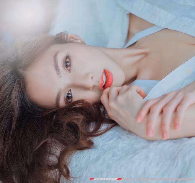 Ngỡ ngàng danh tính của cô gái xinh đẹp được chụp lén trên tàu ảnh 15