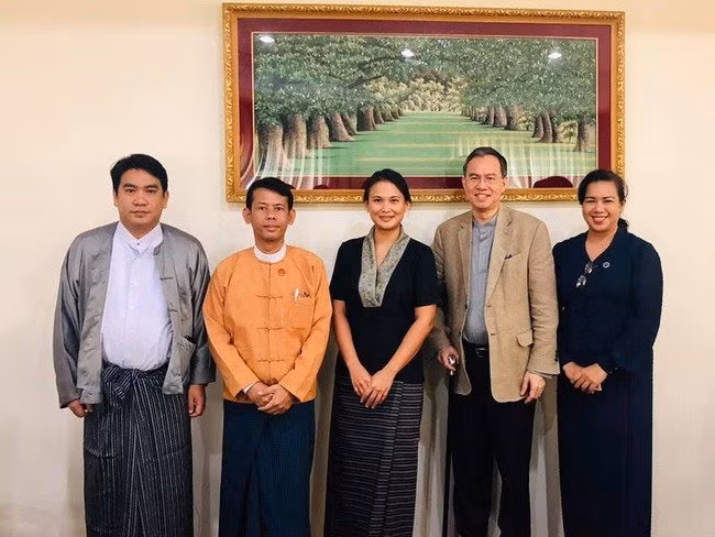 Thiri Thant Mon xuất hiện tại các diễn đàn kinh tế, đầu tư quan trọng của Myanmar. 