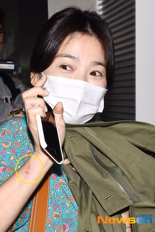 Song Hye Kyo đẹp lộng lẫy đi sự kiện nhưng nhẫn cưới đã không cánh mà bay-8